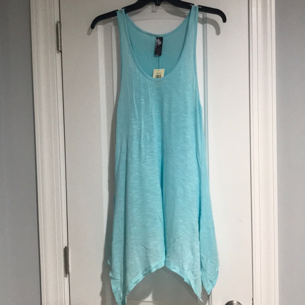 🔴 3/$30item Long scoop neck tank w/extended sides